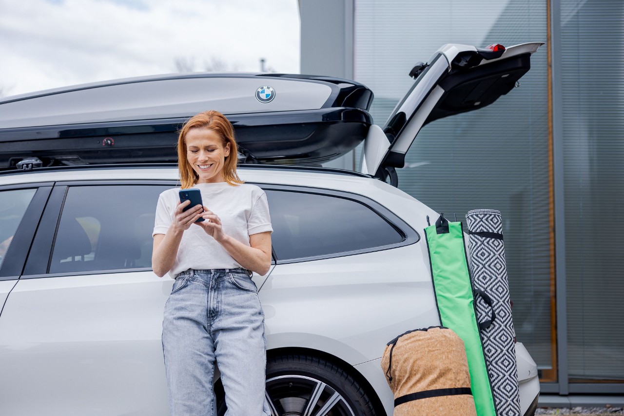 Vrouw bereidt zich voor op haar vakantie en kijkt nog even op haar telefoon.